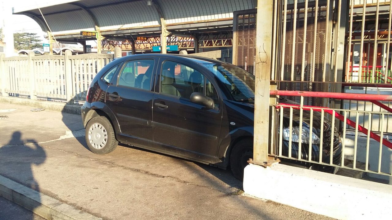 Auto fuori strada si incastra nelle scale della stazione LE FOTO