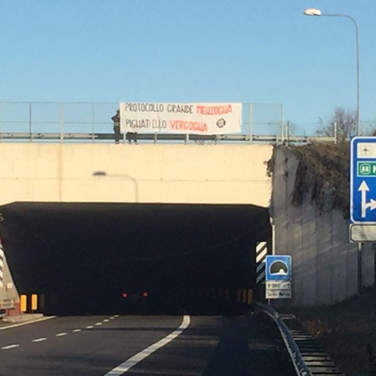 Profughi striscione di CasaPound contro il sindaco – LE FOTO
