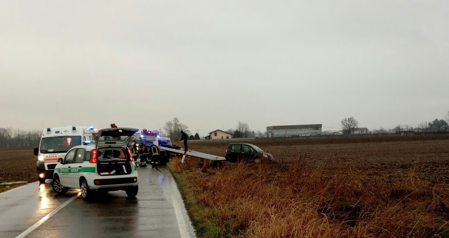 Va fuori strada ad Inveruno: 76enne in ospedale
