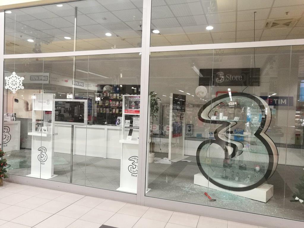 Spaccata alla Coop di Tradate, cinque banditi incappucciati fuggono coi cellulari
