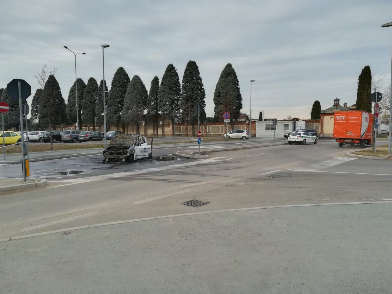 Parabiago, auto in fiamme in stazione