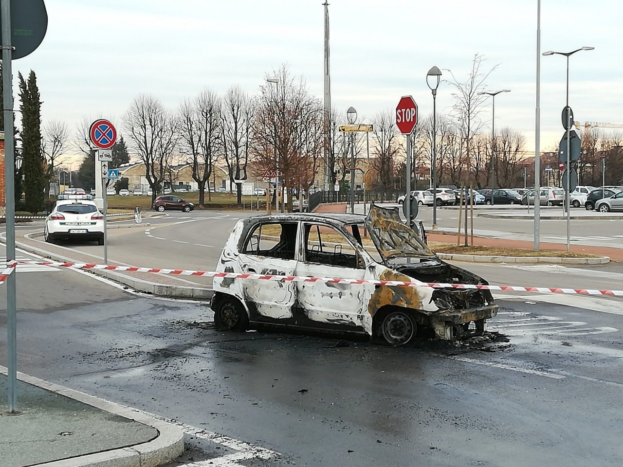 Auto in fiamme alla stazione di Parabiago IL VIDEO