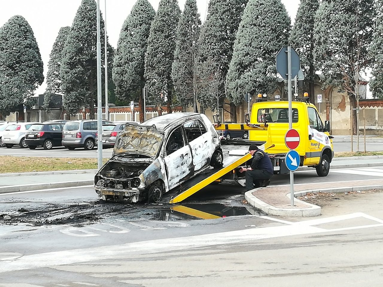 Auto in fiamme in stazione, la rimozione e le foto