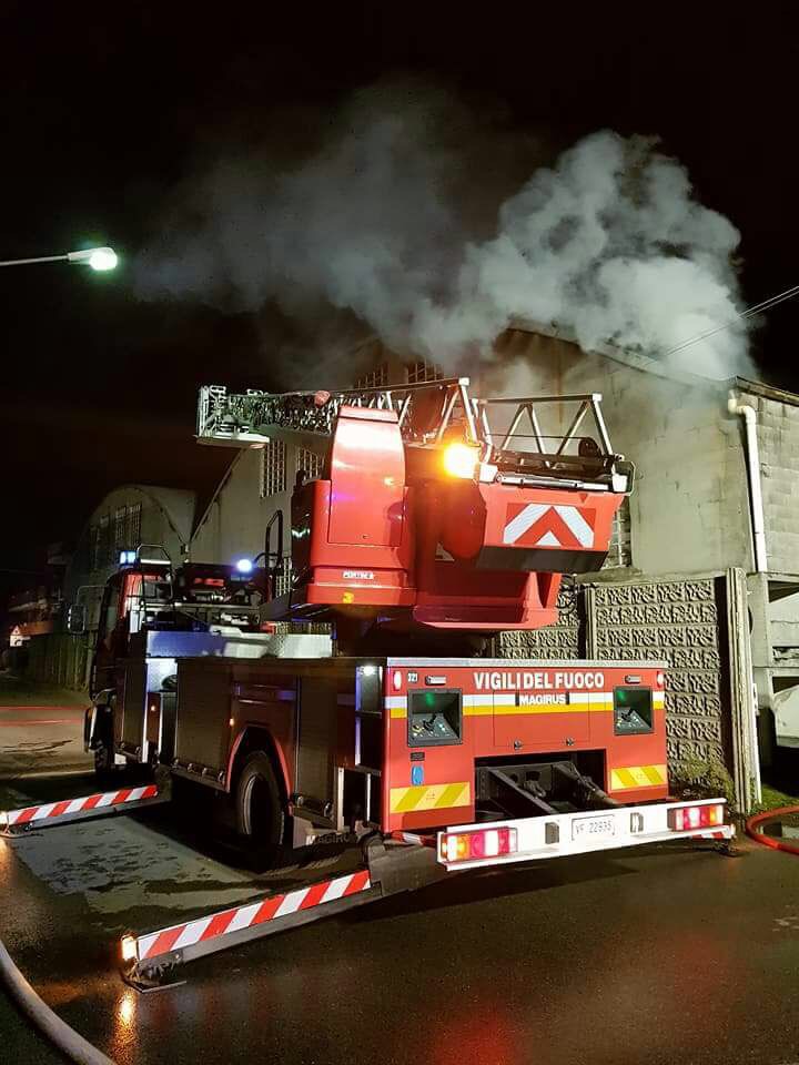 Incendio nella notte in un capannone di via Legnano