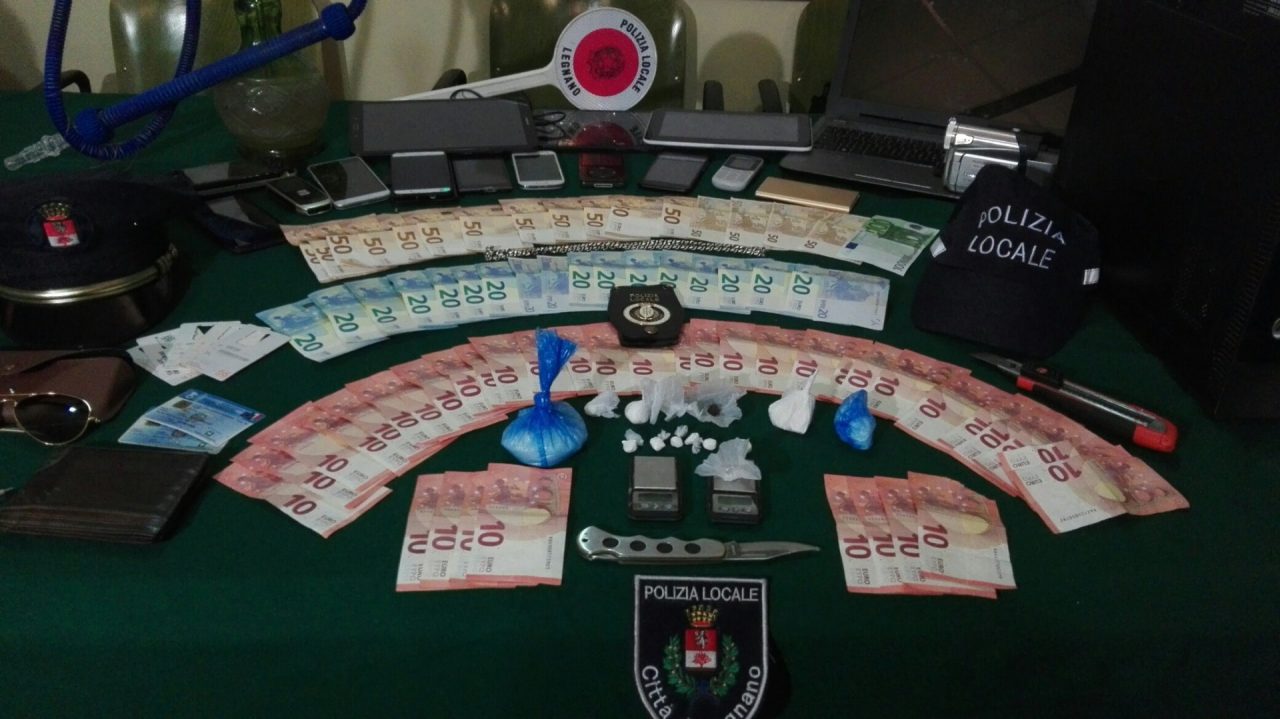 Presi due giovani spacciatori, in casa cocaina e soldi