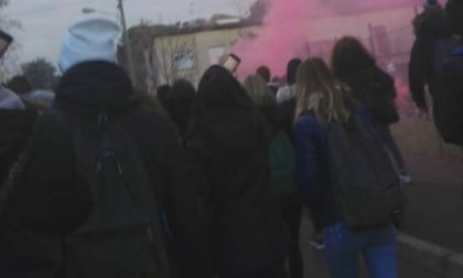 Anarchici nelle scuole di Saronno tra cori e fumogeni
