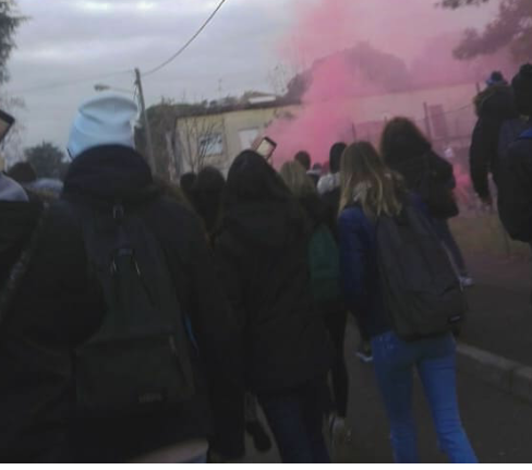 Anarchici nelle scuole di Saronno tra cori e fumogeni