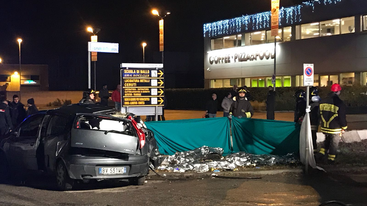 Camion travolge auto morti tre giovani a Solaro FOTO