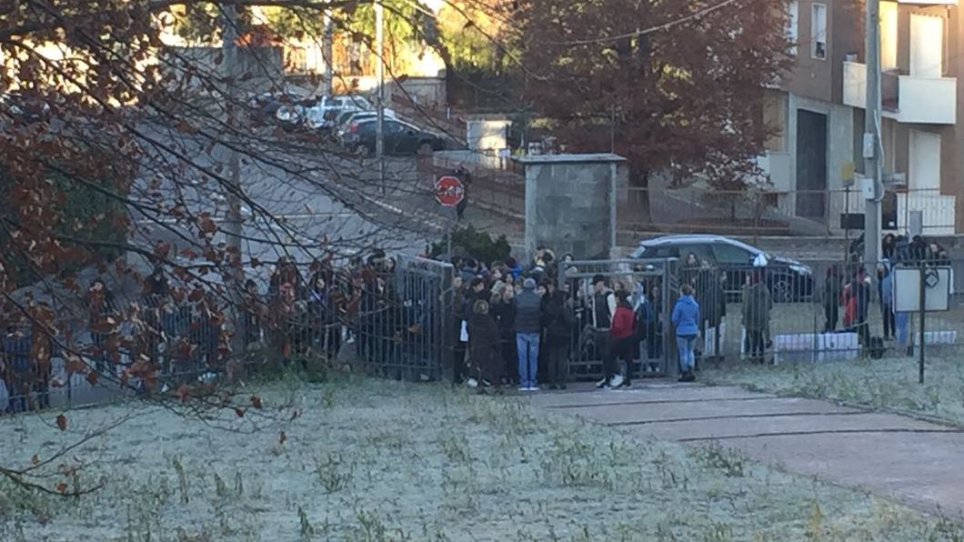 Scuola gelata studenti in protesta al Don Milani