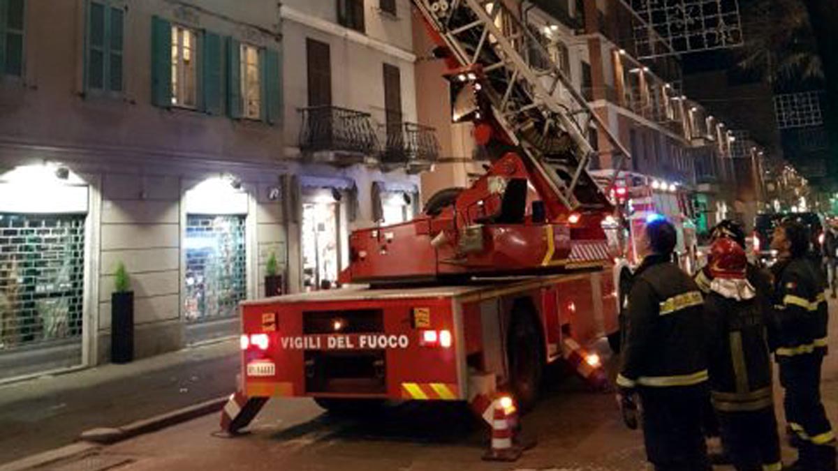 Appicca incendio sul balcone, palazzina rischia il crollo