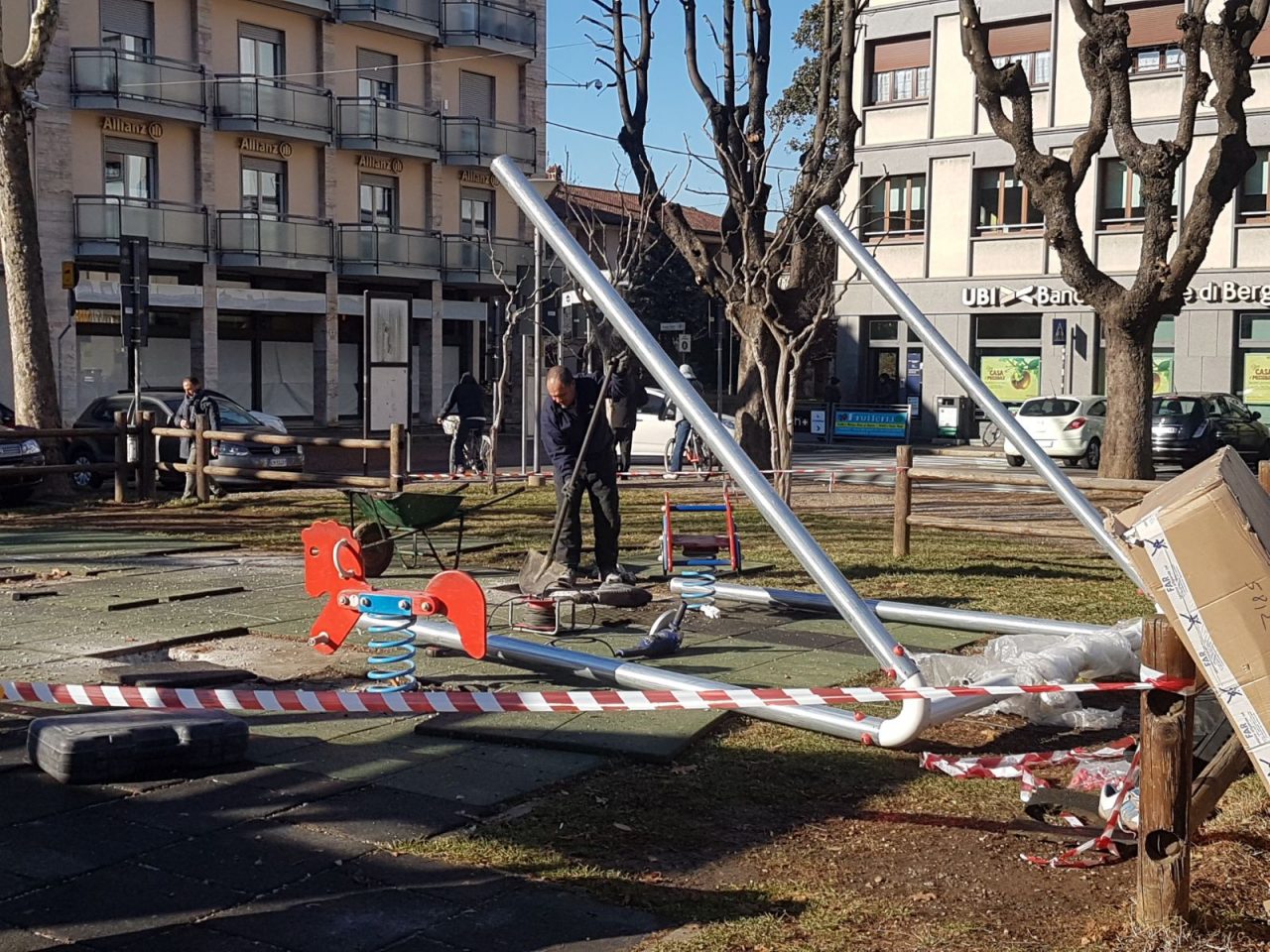 Parco giochi, lavori in corso in centro a Tradate