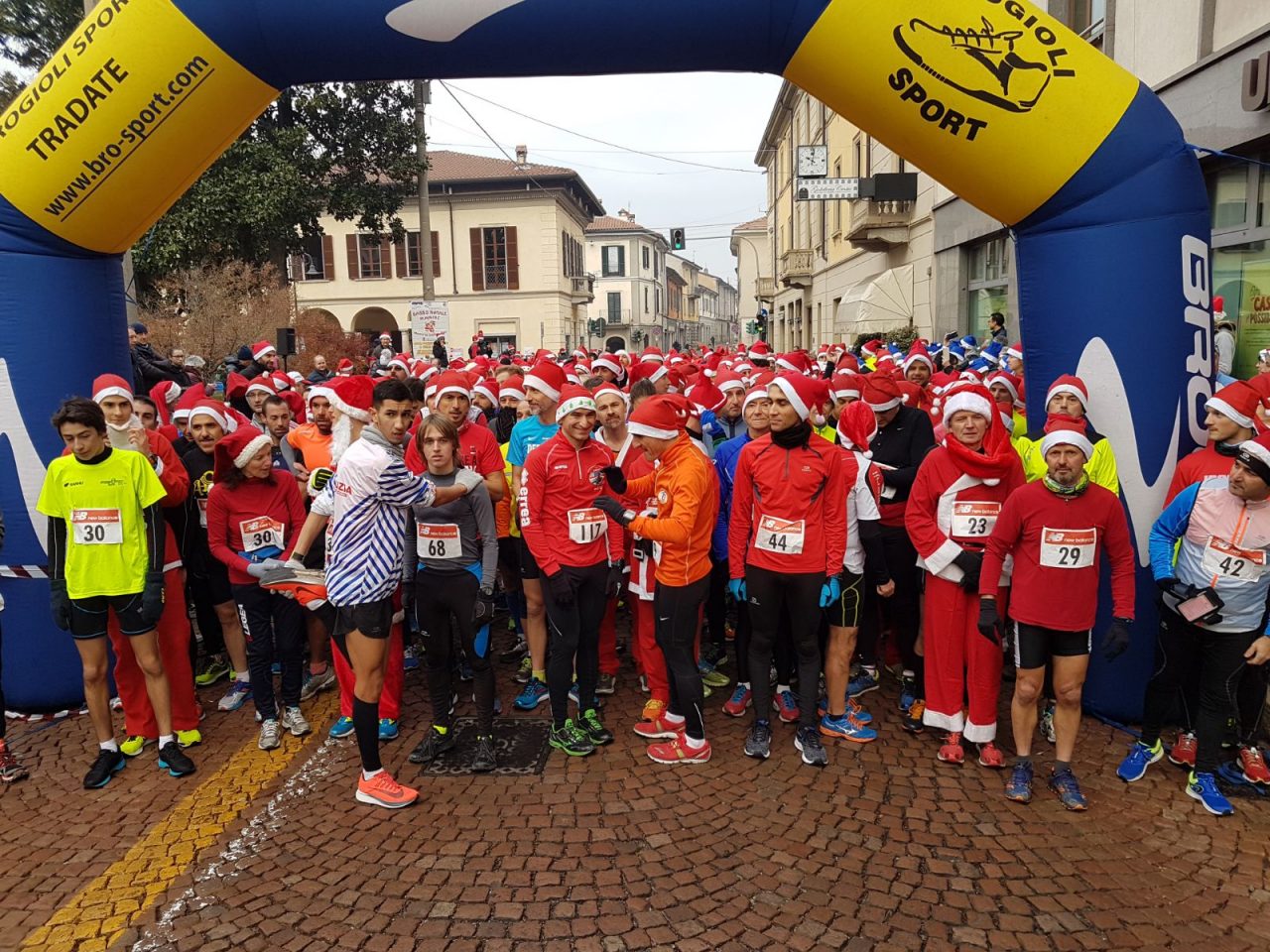 Babbo Natale Running in 800 di corsa a Tradate  FOTO