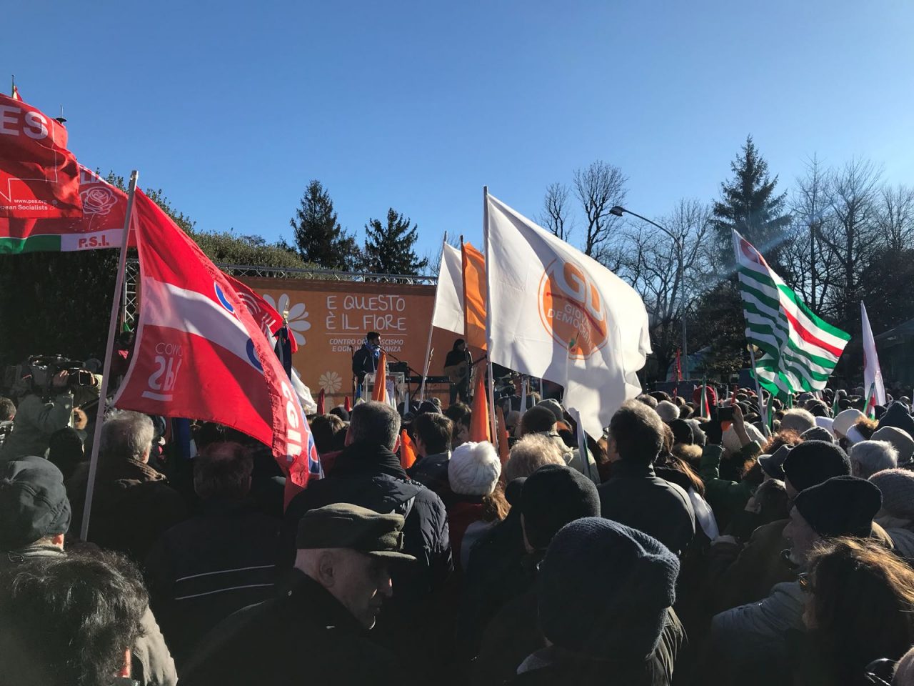 Manifestazione Como in corso il comizio antifascista Pd