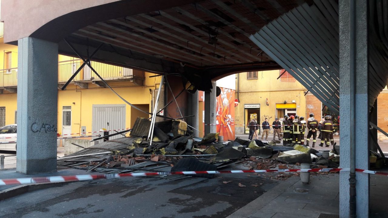 Crollo in Galleria Europa: paura in centro LE FOTO
