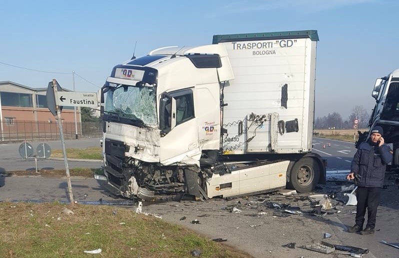 Scontro tra tir sulla Sp 114 ad Albairate: traffico in tilt