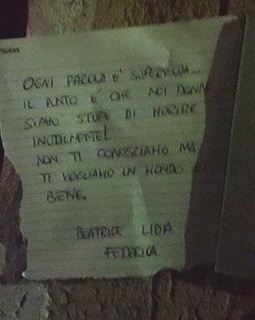 Omicidio Parabiago, messaggi di donne fuori dalla casa di Simona