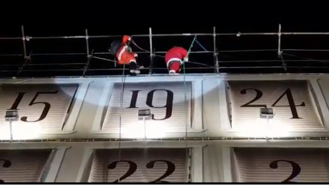 Calendario dell’Avvento gigante tutti col naso in su VIDEO