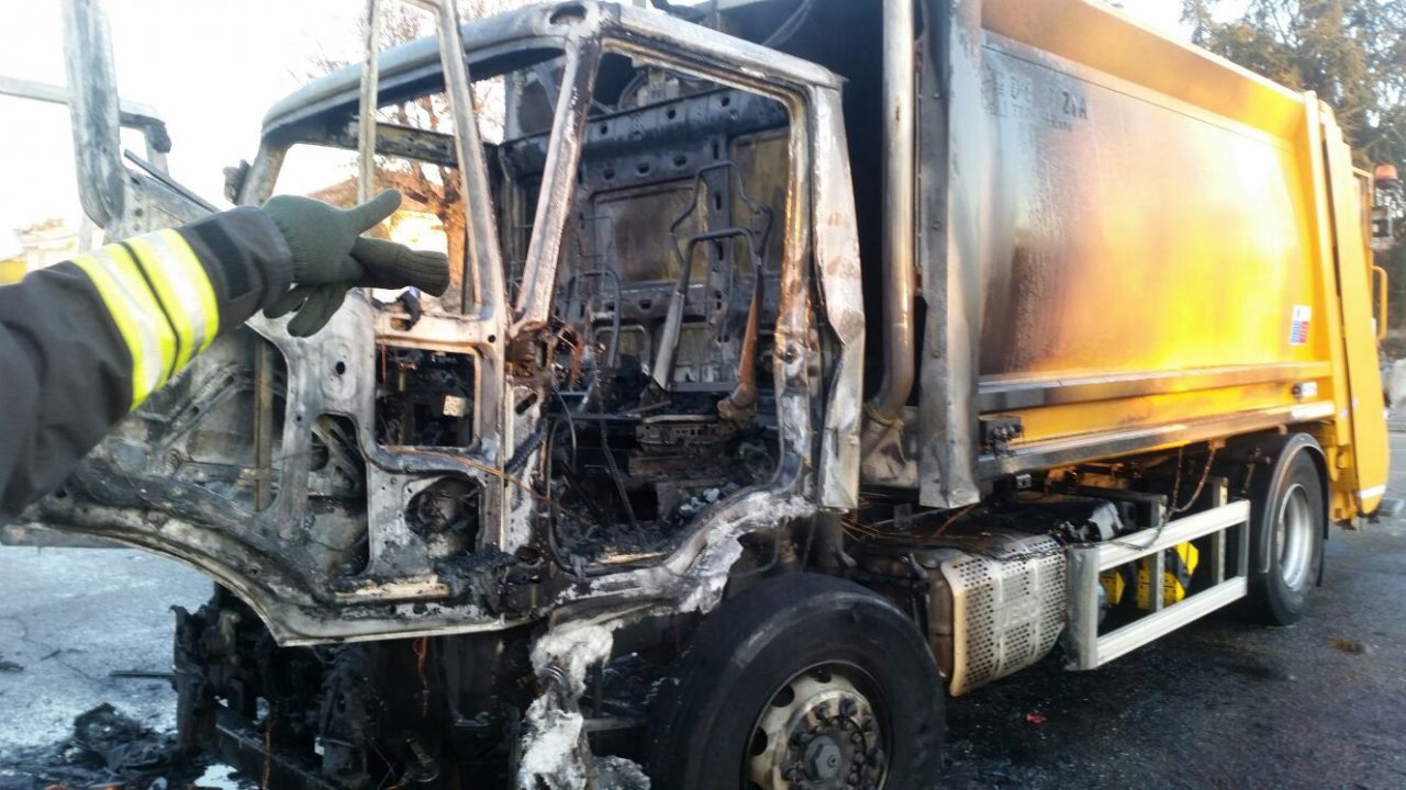 Brucia il camion della spazzatura