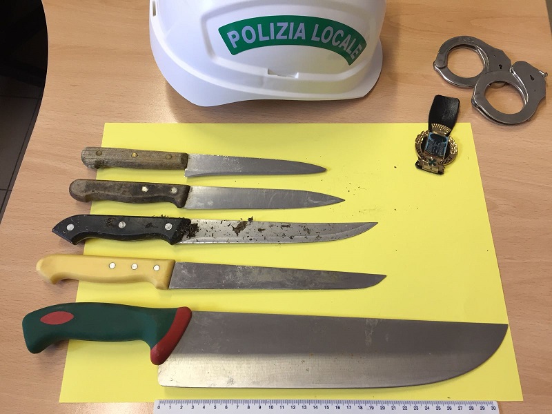 Spaccio nel Castanese: cinque coltelli recuperati dalla Polizia locale