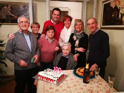Auguri speciali a nonna Paola, per lei 100 candeline