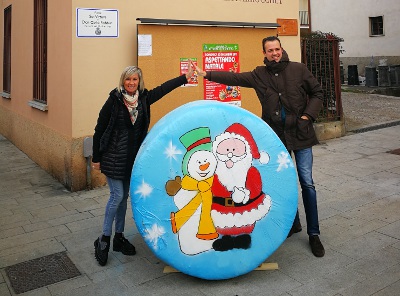 Dipinti natalizi su balle di fieno agli angoli del paese