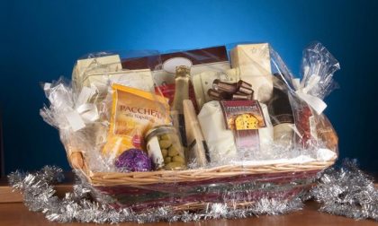 Cesti per i bisognosi e soldi per borse di studio da parte di un anonimo cittadino