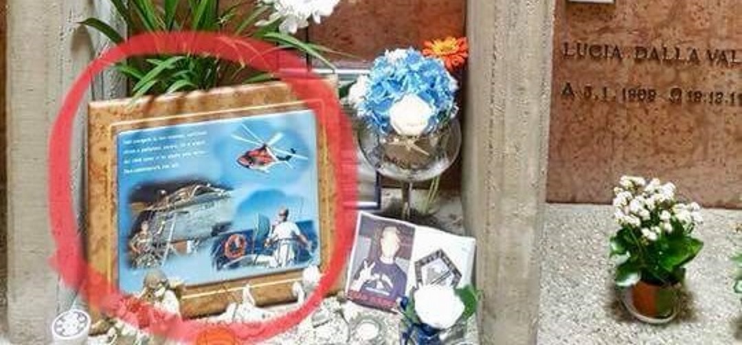 Ladri al cimitero rubano la foto di un giovane