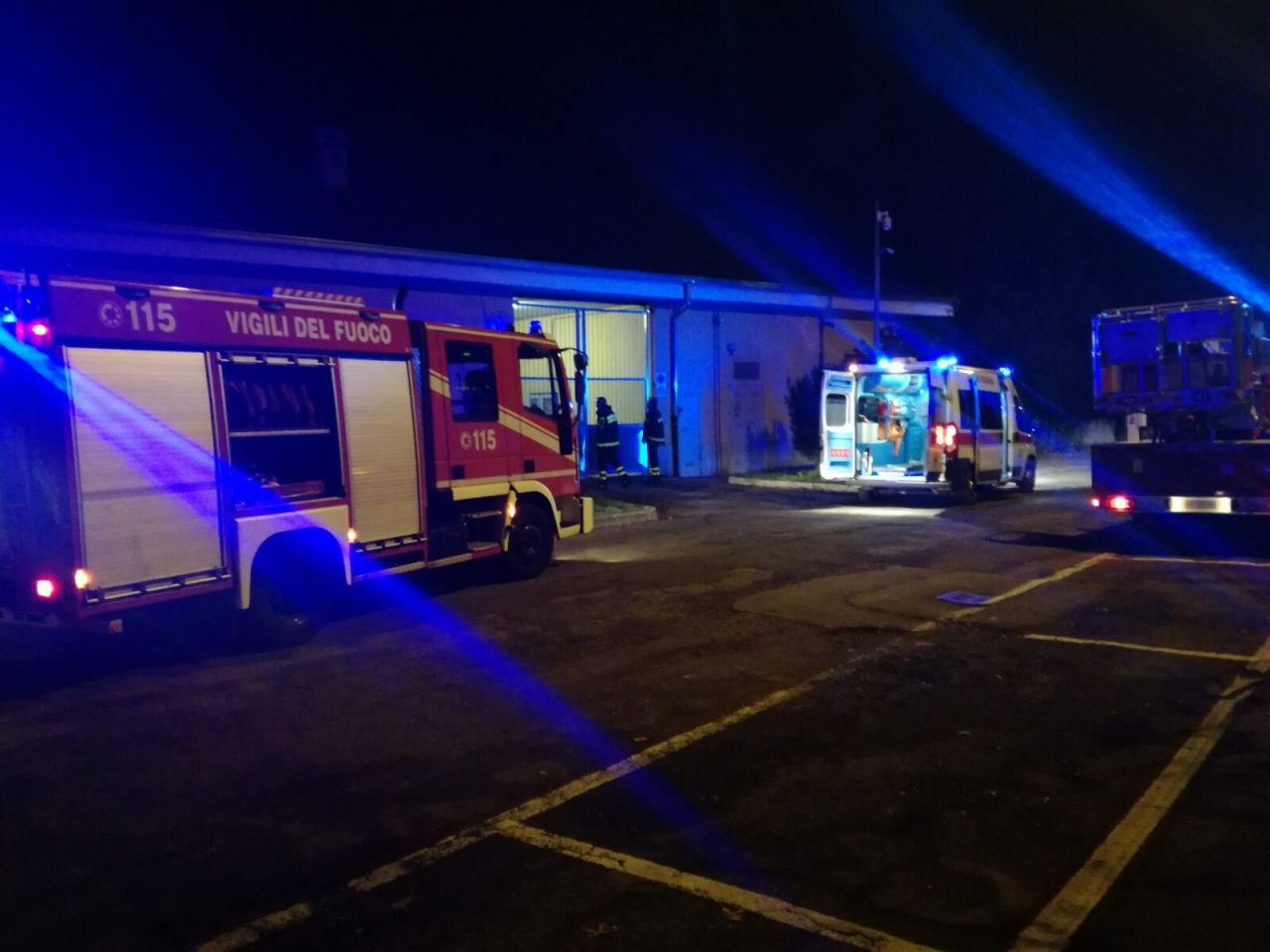 Malore al comando dei vigili, pompieri sfondano il cancello