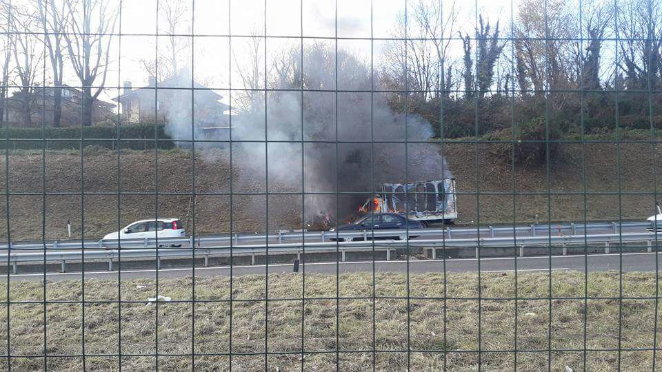 camion in fiamme