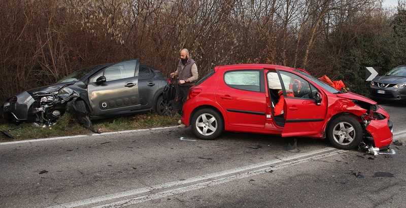 Fa inversione a U sulla Sp 38: schianto con un’altra auto