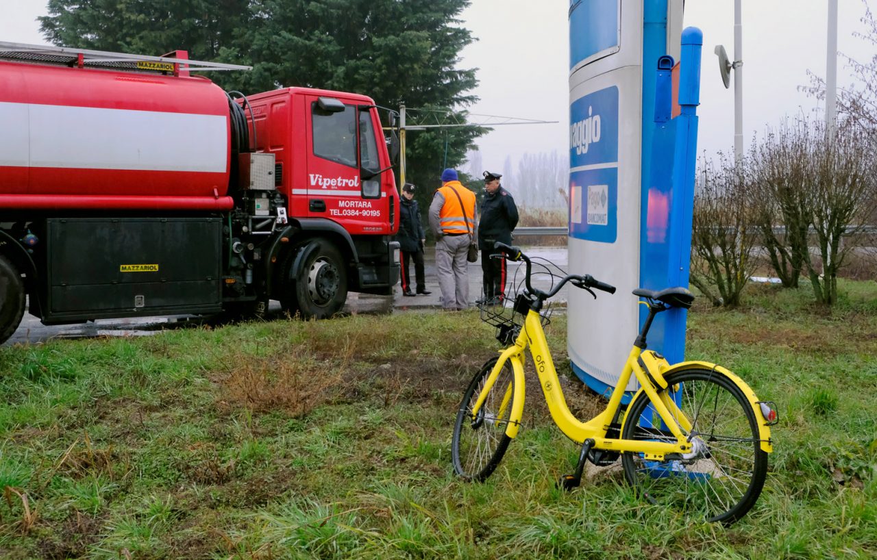 Ciclista travolto da camion a Gaggiano: 47enne in gravi condizioni
