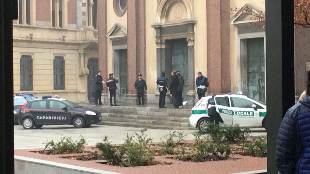 Tappeto e lettere in arabo sul sagrato della basilica