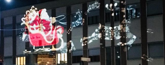 Babbo Natale rimosso dai muri dell’oratorio