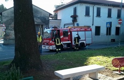 Sospetta fuga di gas in piazza, arrivano i pompieri