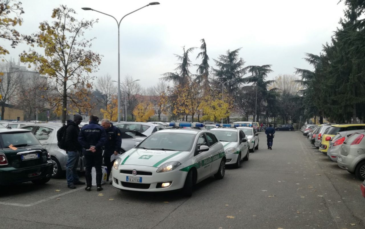 Nomade arrestato nel posteggio del cimitero: trovate anche due bici dell’Atm