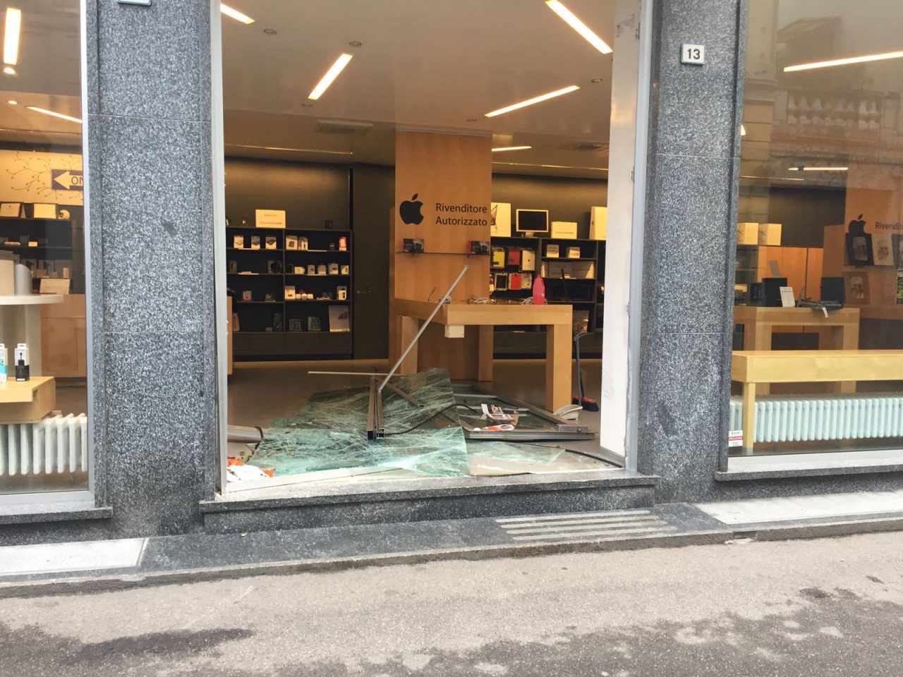 Spaccata all’Apple Store di Saronno in piena notte