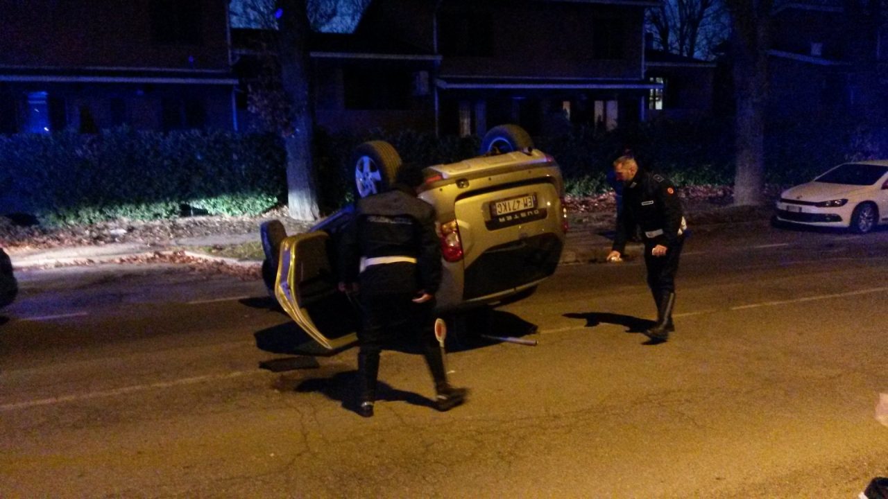Auto ribaltata, uomo in ospedale