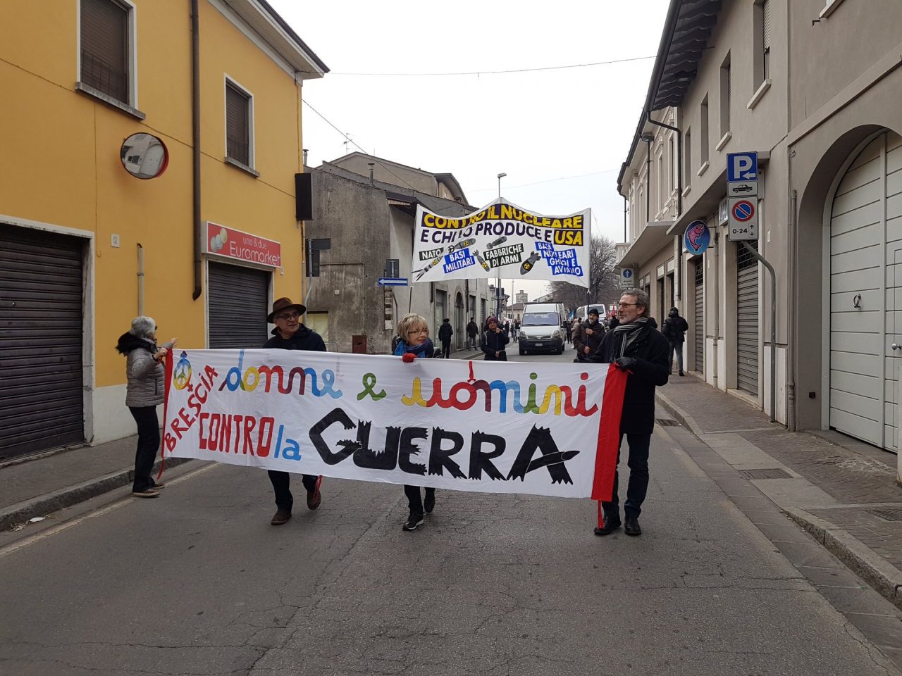 Basta guerra a Ghedi la marcia contro le bombe atomiche italiane