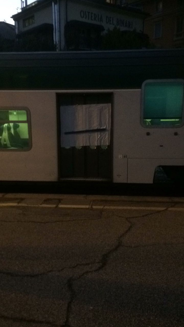 Treni da terzo mondo sulla Milano Mortara, porte sbarrate e senza vetro