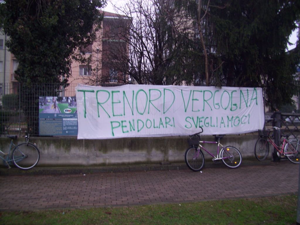 Striscione polemico dopo il disastro di Pioltello