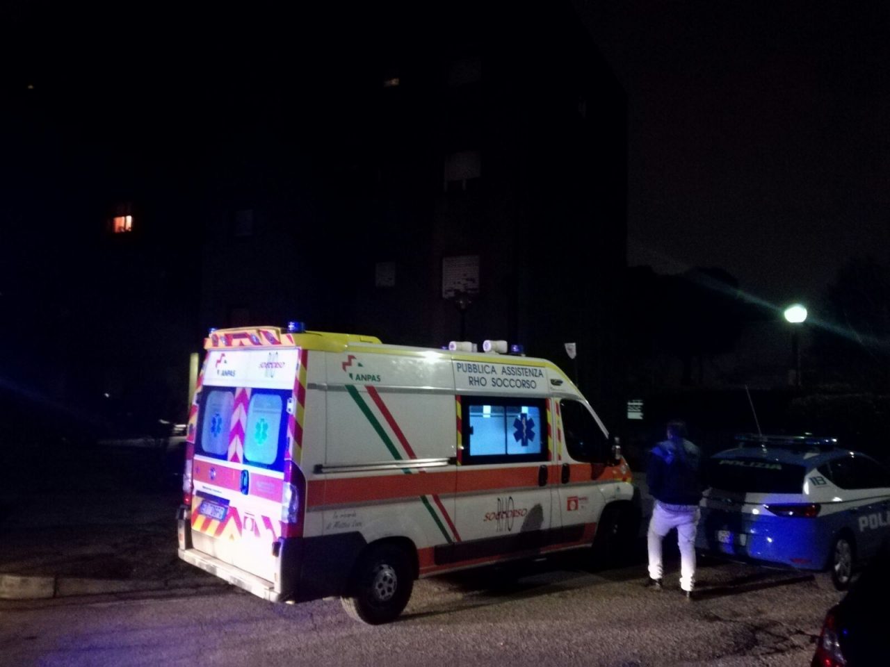 Paura a Rho: una ragazza cerca di lanciarsi dalla finestra, ecco cosa è successo