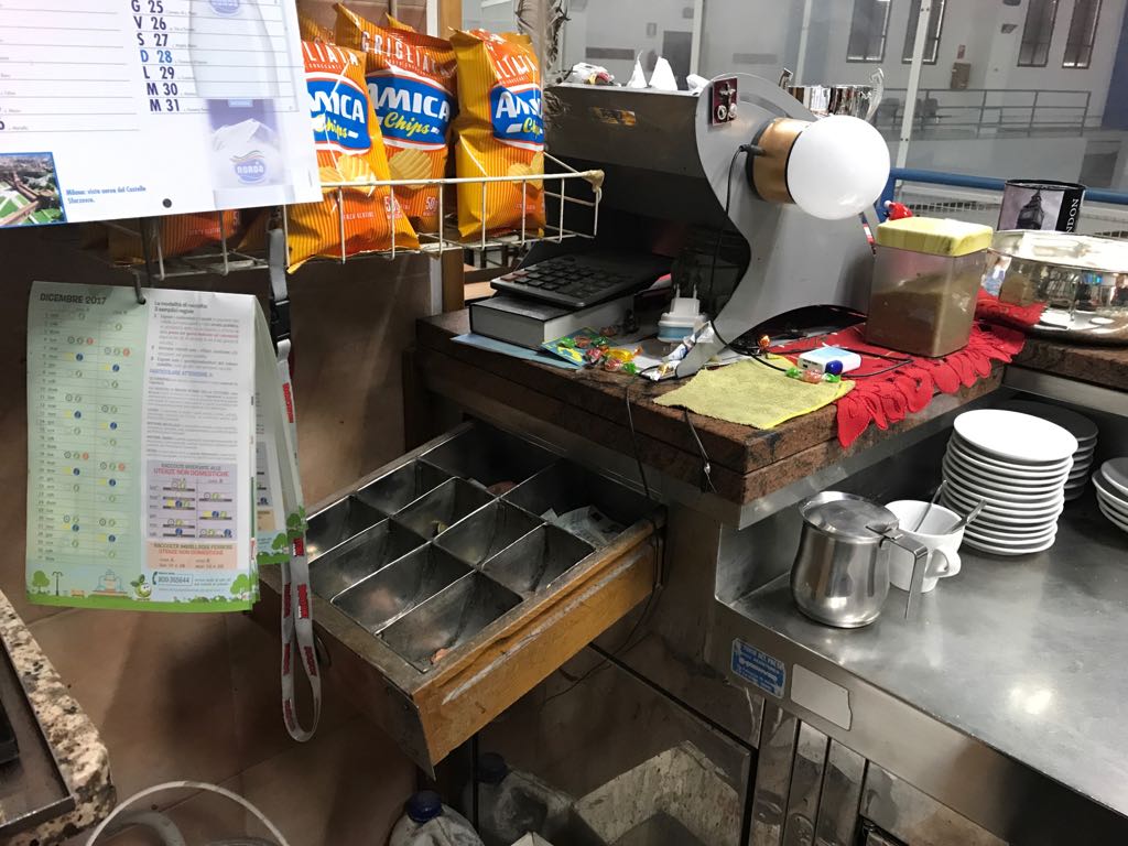 Ladri alla bocciofila in fuga con le monetine VIDEO
