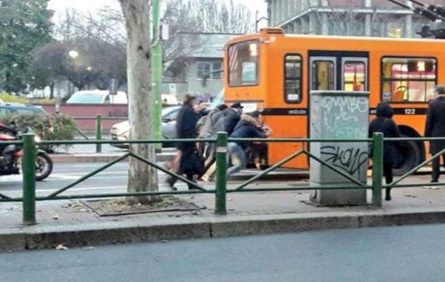 Autobus spinti dai passeggeri, e il biglietto aumenta