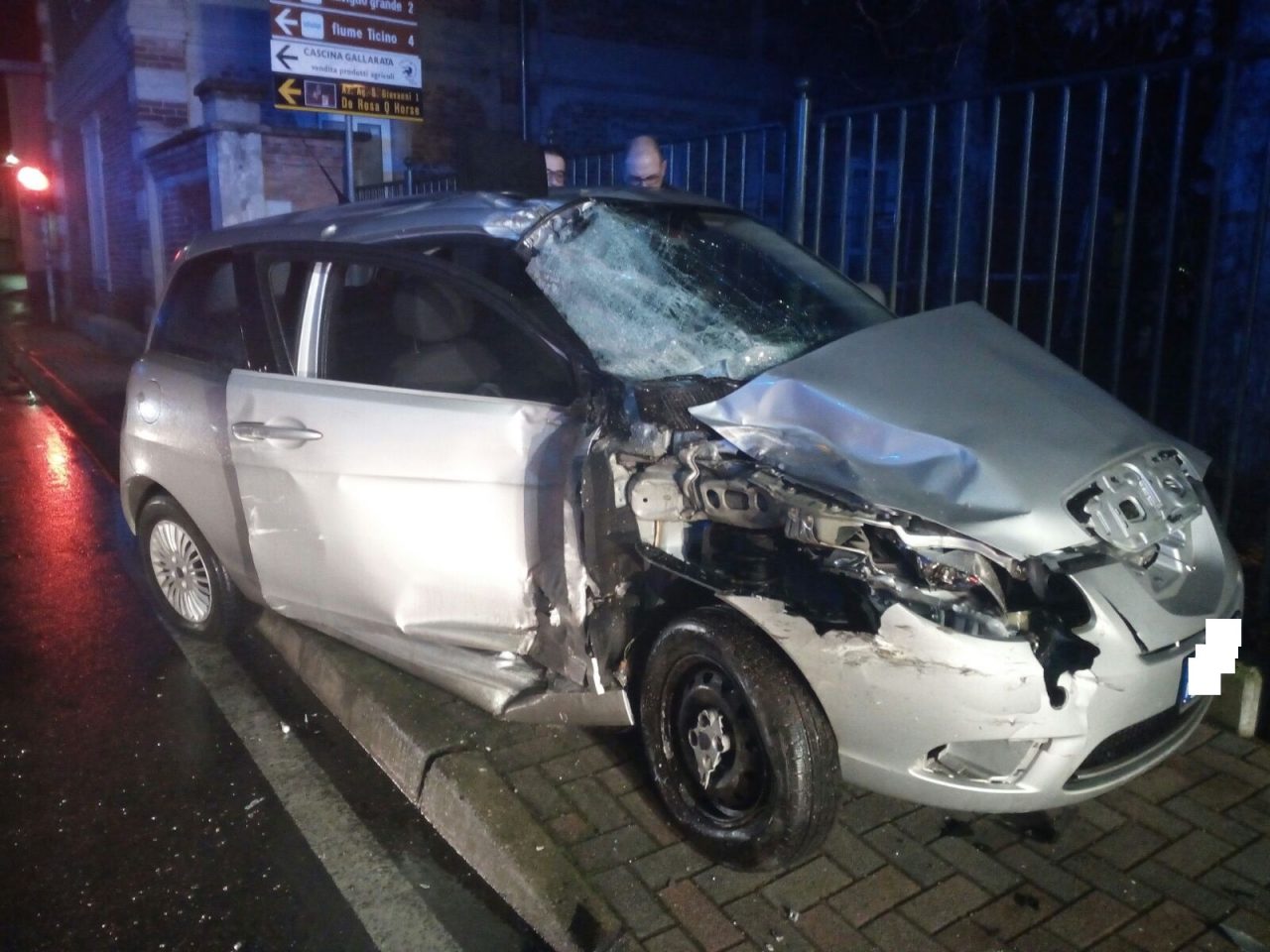 Violento schianto tra un’auto e un furgone del mercato – LE FOTO