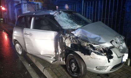 Violento schianto tra un'auto e un furgone del mercato - LE FOTO