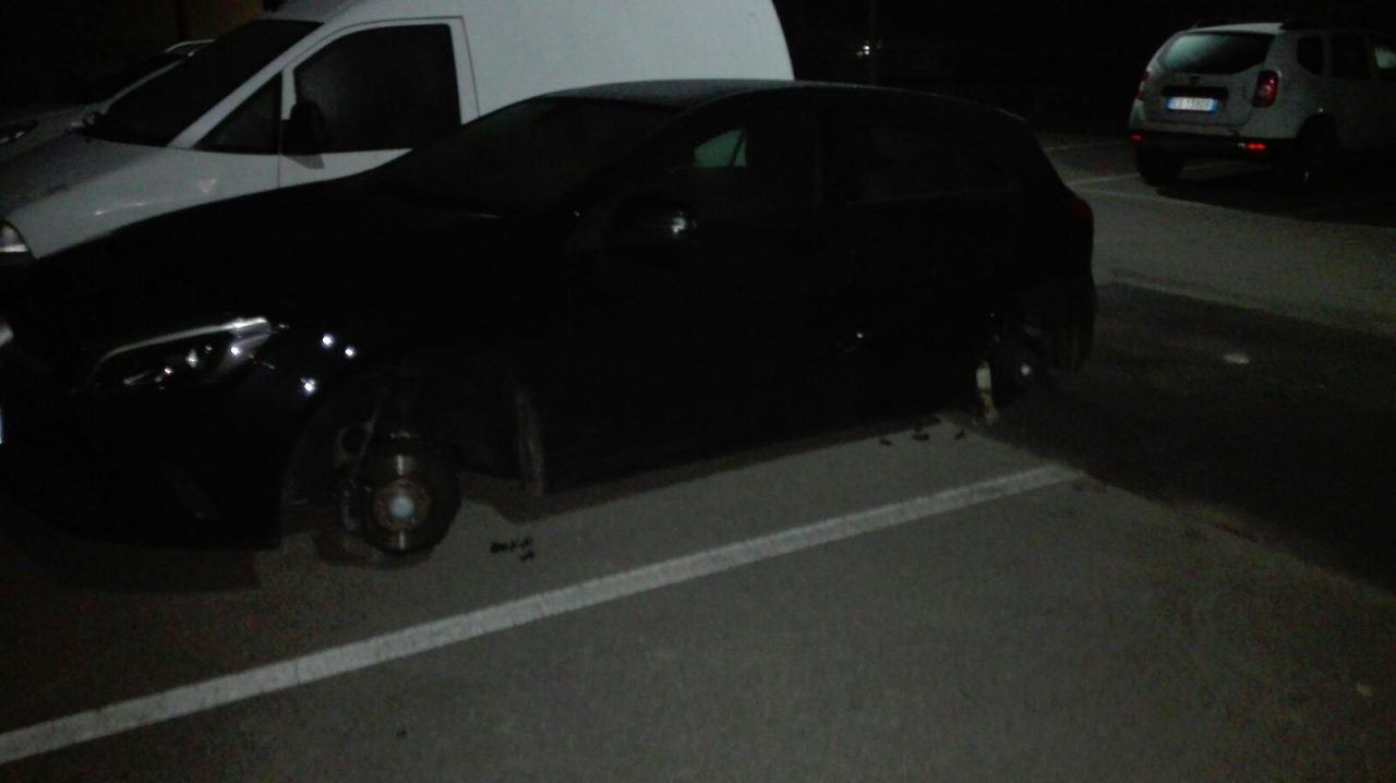 Esce all’alba per andare al lavoro e trova l’auto su 4 mattoni