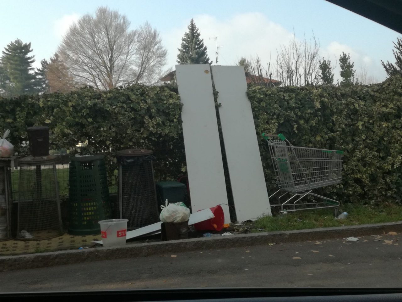 Tradate dichiara guerra agli incivili