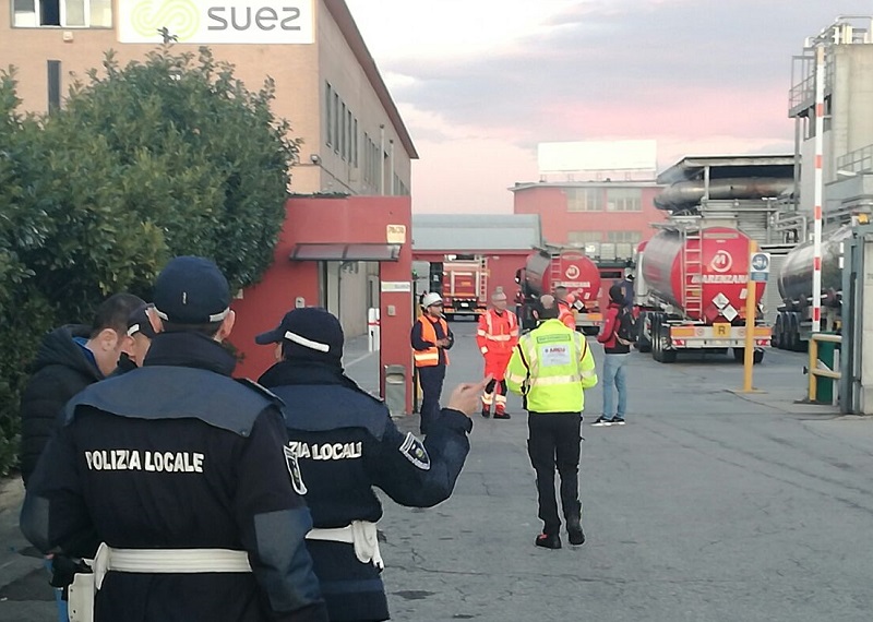 Incendio in ditta a Baranzate: fuoco a due passi dall’Albero della Vita. VIDEO