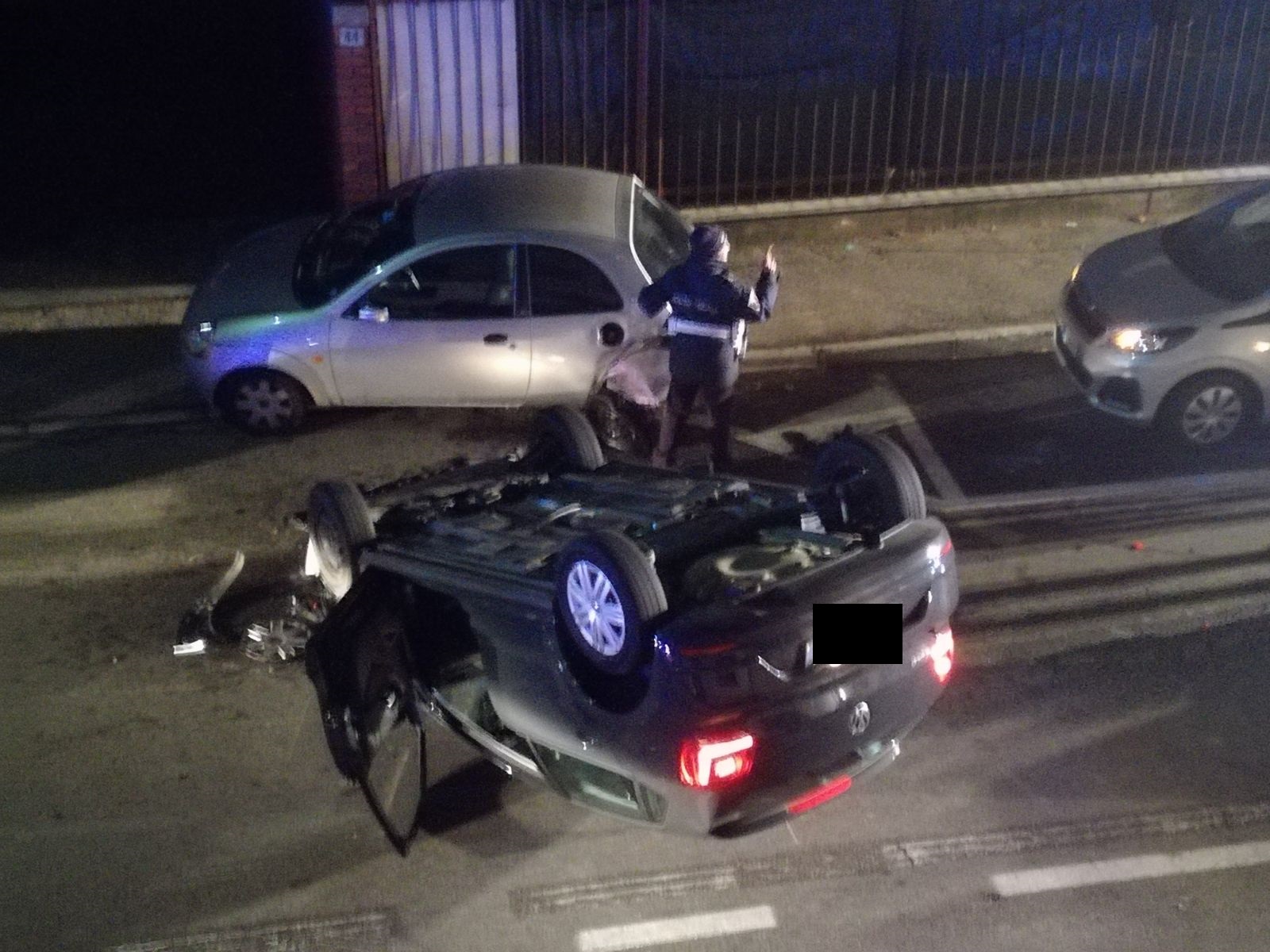 Legnano, si schianta e si capotta in via Novara