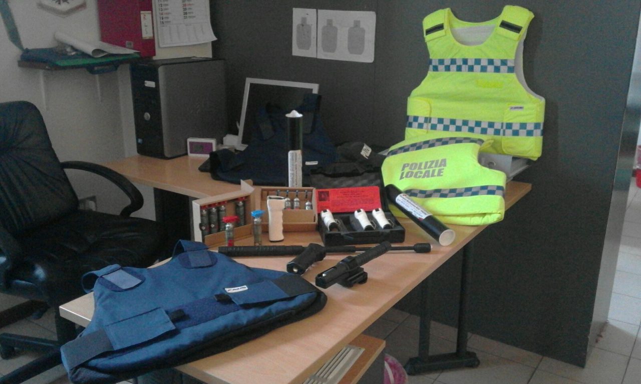 Giubbotti antiproiettile e spray anche alla Polizia locale di Castano